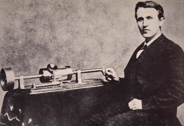 Thomas A. Edison neben seiner Erfindung, dem Phonographen, 1878